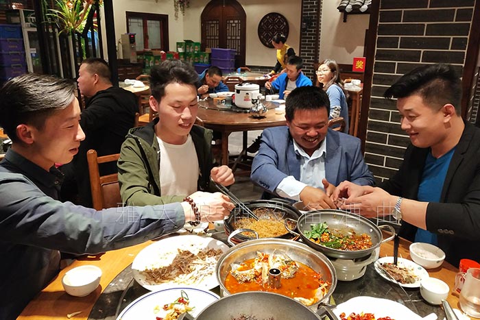 5-曾氏酒業(yè)-1套純糧釀酒設(shè)備，200平米舊廠房+3個(gè)臨街鋪面，輕松開酒廠