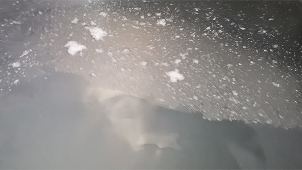 冬季白酒出現(xiàn)白色絮狀沉淀是怎么回事？酒還能喝嗎？