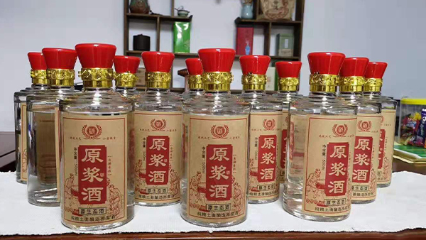 堅(jiān)持用白酒釀酒設(shè)備做純糧酒，每天釀2鍋酒還不夠賣！