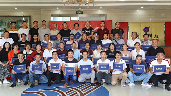 致富新模式：白酒釀酒設(shè)備釀酒，酒糟喂雞，多重收益